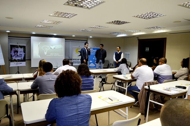 O diretor Regional do SESCAP-BA apresenta o palestrante Glicio Oliveira e o representante da empresa parceira Omiexperience Marcelo Jardim.