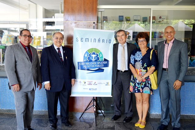 (Da esq. para a dir.) Professor e auditor estadual de Controle Externo, Adelmo Guimarães; diretor de Assuntos Legislativos e do Trabalho do SESCAP BAHIA, Esaú Simões; professor Dr. Marilson Dantas (UNB); profa. Naira Souza Moura (UNEB); professor Juliano Santos da Silva (inspetor regional do TCM/BA em Itabuna)