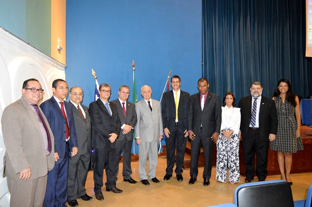 (Da esq.para a dir.) Professor e auditor Estadual de Controle Externo do TCM, Adelmo Guimarães; professor e auditor substituto de Conselheiro do TCM, Ronaldo Nascimento; diretor de Assuntos Legislativos de do Trabalho do SESCAP-BA, Esaú Simões; presidente do Sindiconta, Marco Moura; presidente do CRCBA, Antônio Nogueira; conselheiro do TCM, José Alfredo Rocha Dias; presidente da Câmara de Desenvolvimento Profissional e Institucional do CRCBA, Wellington do Carmo Cruz; presidente e diretora financeira do SESCAP-BA, Altino Alves e Ivanize Bitencourt; contador e palestrante Marcus Vinícius de Oliveira; e a diretora de Eventos do SESCAP-BA, Verenna Melo.