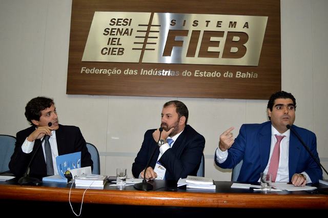 O juiz do Trabalho Danilo Gaspar (à esq.) e os advogados André Pessoa e Gustavo Mazzei