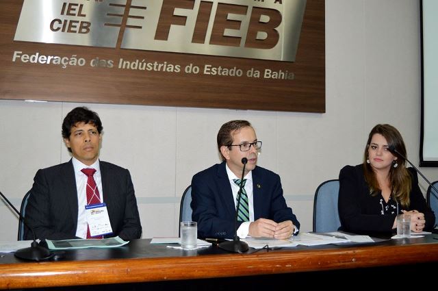 O contador e diretor da Fenacon Ricardo Monello (ao centro), e os advogados Bruno Garrido e Thabata Nadjek