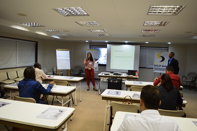 A diretora adjunta de Tecnologia e Negócios do Sescap Bahia, Jackline Varjão apresenta o palestrante, o perito contador e auditor, Antônio Reis.