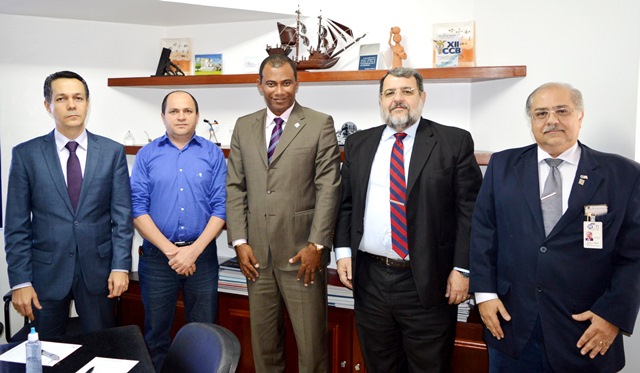 (Da esq. para à dir.) Os empresários contábeis da área pública Fernando Cardoso e Cristinivaldo Menezes; o presidente do SESCAP BAHIA, Altino Alves; o contador Marcus Vinícius Passos de Oliveira e o diretor de Assuntos Legislativos e do Trabalho do SESCAP BAHIA, Esaú Simões