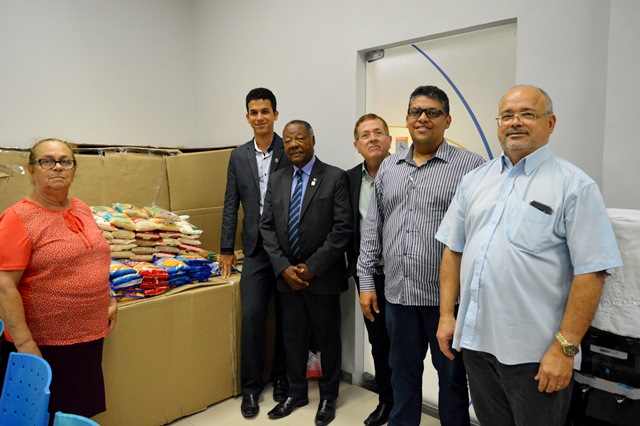 Entrega dos alimentos ao Lar Recanto de Paz