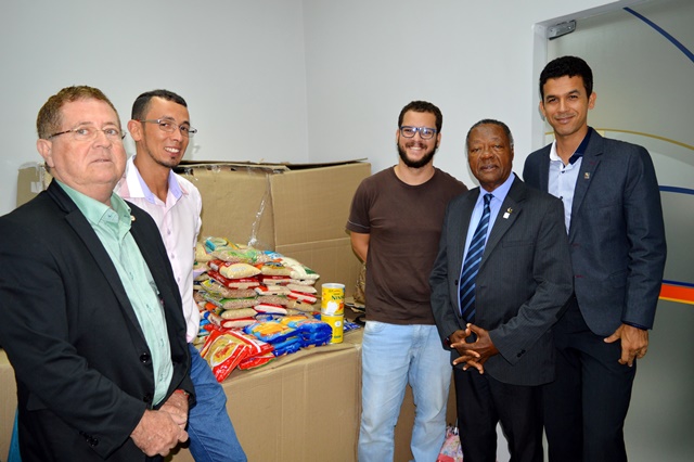 Representantes da Pastoral do Menor recebem os alimentos arrecadados